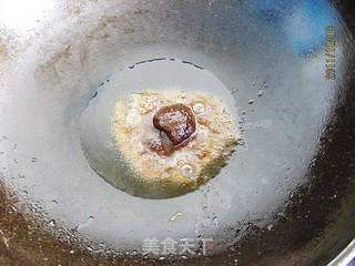 沙茶酱炒花蛤的做法步骤:2