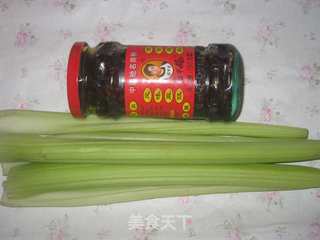 凉拌西芹的做法步骤：1