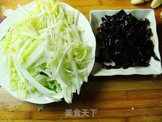 醋溜木耳白菜丝的做法步骤:2