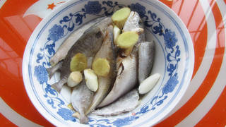 烧海杂鱼贴饼子的做法步骤:3