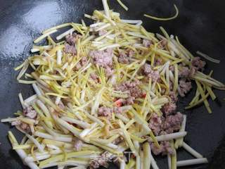 韭黄炒肉末的做法步骤:8