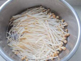 金针菇黑木耳炒肉丝的做法步骤:2