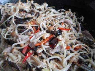 金针菇黑木耳炒肉丝的做法步骤:12