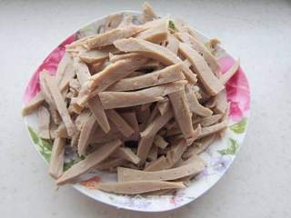 双椒炒面筋的做法步骤:3