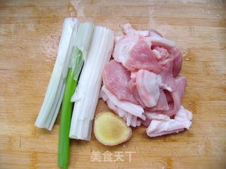 冬天里春意盎然的饺子——翡翠藕香鲜肉饺的做法步骤:2