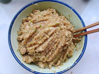 冬天里春意盎然的饺子——翡翠藕香鲜肉饺的做法步骤:8
