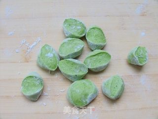冬天里春意盎然的饺子——翡翠藕香鲜肉饺的做法步骤:11