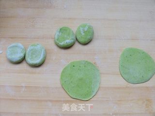 冬天里春意盎然的饺子——翡翠藕香鲜肉饺的做法步骤:12