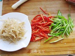 双椒咸菜丝的做法步骤:2