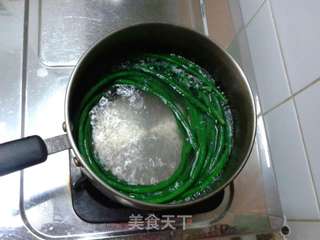 豆角酿鲮鱼肉的做法步骤:2