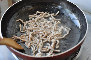 肉丝蒜黄的做法步骤:8