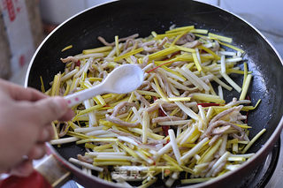 肉丝蒜黄的做法步骤:12