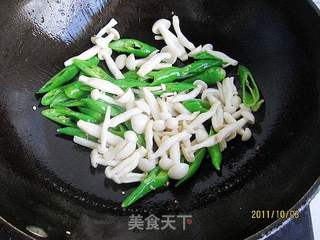 杭椒白玉菇的做法步骤:4