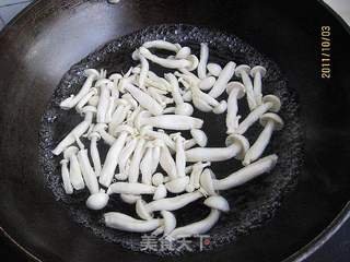 杭椒白玉菇的做法步骤:2
