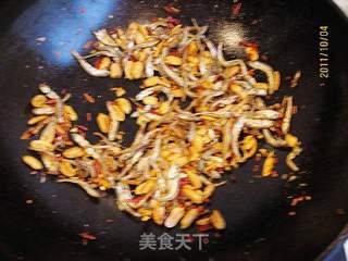 黄飞鸿煸小鱼干的做法步骤:6