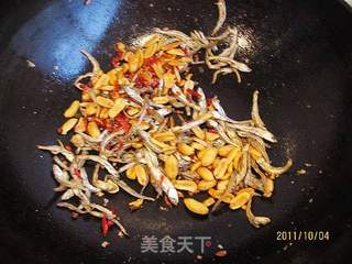 黄飞鸿煸小鱼干的做法步骤:5