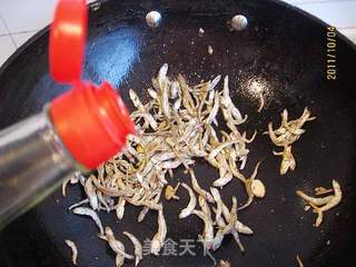 黄飞鸿煸小鱼干的做法步骤:4
