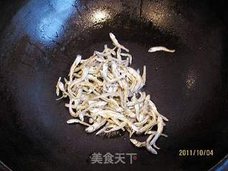黄飞鸿煸小鱼干的做法步骤:3
