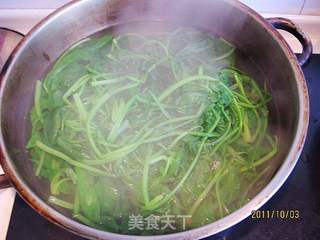 麻辣花生拌菠菜的做法步骤:2