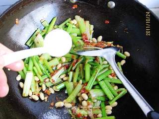 剁椒芹菜炒黄豆的做法步骤:7