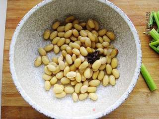 剁椒芹菜炒黄豆的做法步骤:2