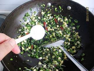 黄豆芽炒雪菜的做法步骤:6