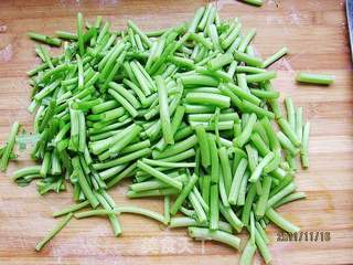 剁椒茼蒿炒豆腐的做法步骤:2