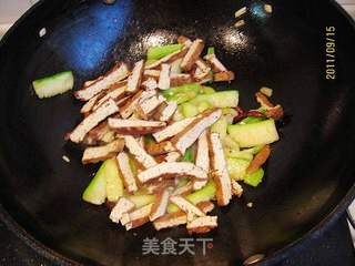丝瓜炒豆干的做法步骤:7
