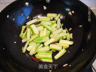 丝瓜炒豆干的做法步骤:6