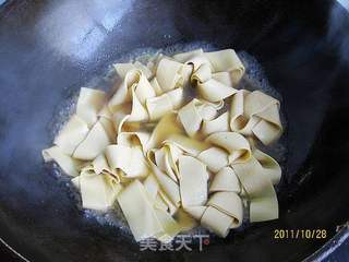 蚝油烧千张结的做法步骤:7