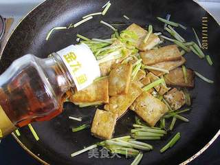 蒜黄蚝油豆腐的做法步骤:9