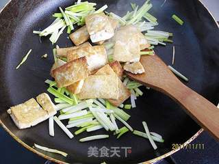蒜黄蚝油豆腐的做法步骤:7