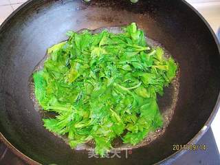 芹叶炒黄豆的做法步骤:2