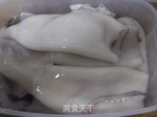 金针菇拌鱿鱼的做法步骤：1