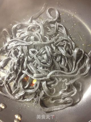 蒜椒意式黑珍珠面(系列之一)【传统的意式面】新鲜尝的做法步骤:12