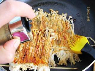 煎烧烤味金针菇的做法步骤:7