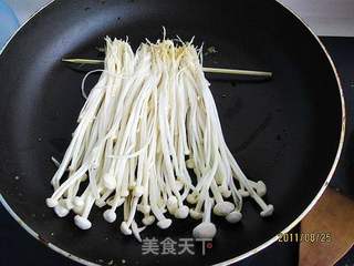煎烧烤味金针菇的做法步骤:3