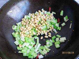 辣炝芹菜黄豆的做法步骤：4