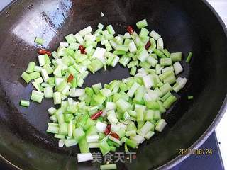 辣炝芹菜黄豆的做法步骤：3