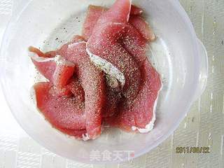 黑胡椒煎猪扒的做法步骤:2