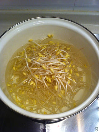 【鲮鱼炒豆芽】的做法步骤:3