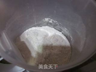 冷藏发酵法胡萝卜全麦扭花餐包的做法步骤：3