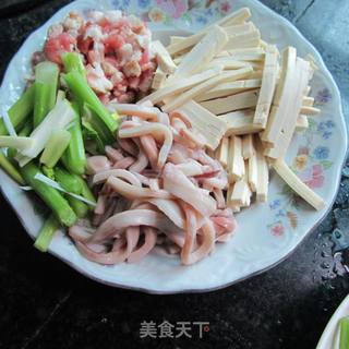 鱿鱼豆腐丝的做法步骤：1