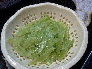 莴笋炒腊肉~~的做法步骤：1