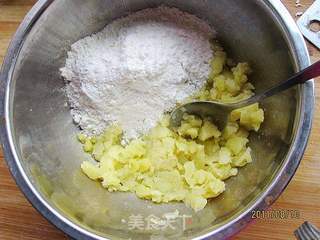 奶香土豆泥薄饼的做法步骤:3