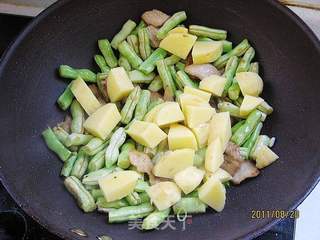 土豆烧芸豆的做法步骤:4