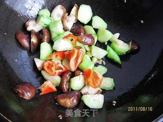 香菇烧丝瓜的做法步骤:5