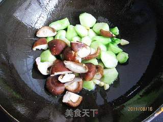 香菇烧丝瓜的做法步骤:4