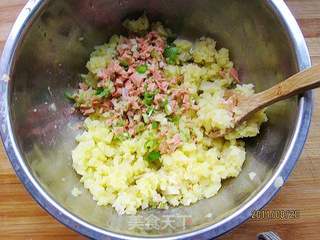 葱香火腿土豆泥饼的做法步骤:2