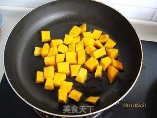 果仁南瓜丁的做法步骤:2